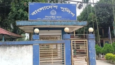 শরীরে ছিটানো হয় মরিচের গুঁড়া